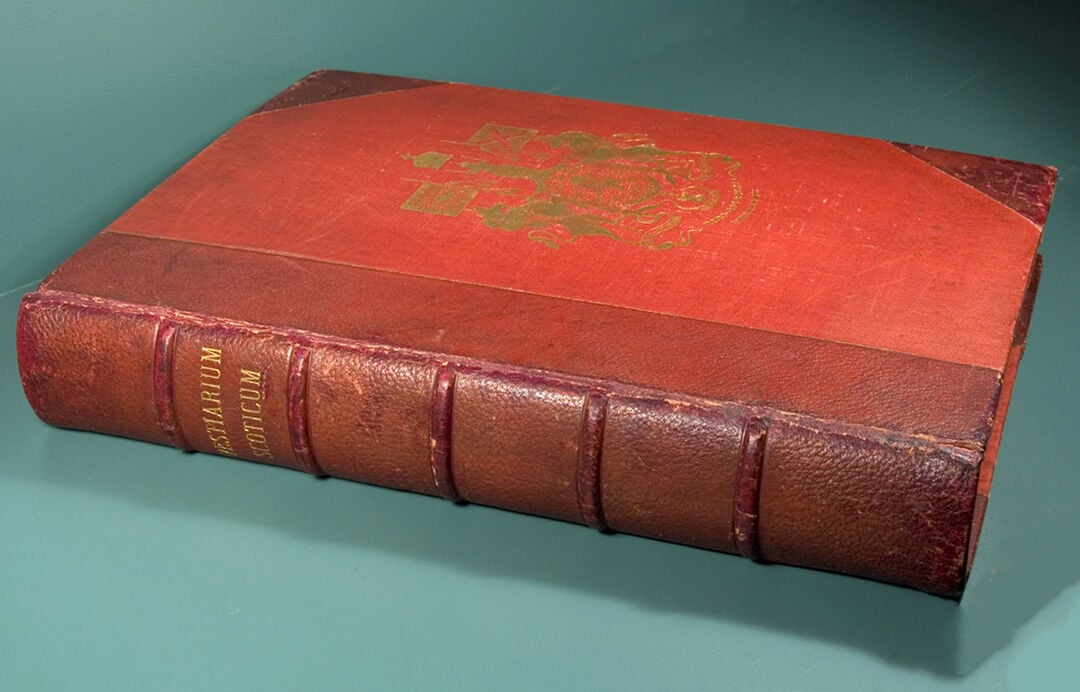 Red leather book Vestiarium Scoticum: Maide Dealbh.